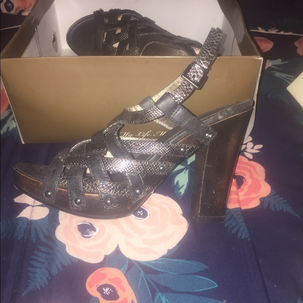 Cute chunky strapped heel